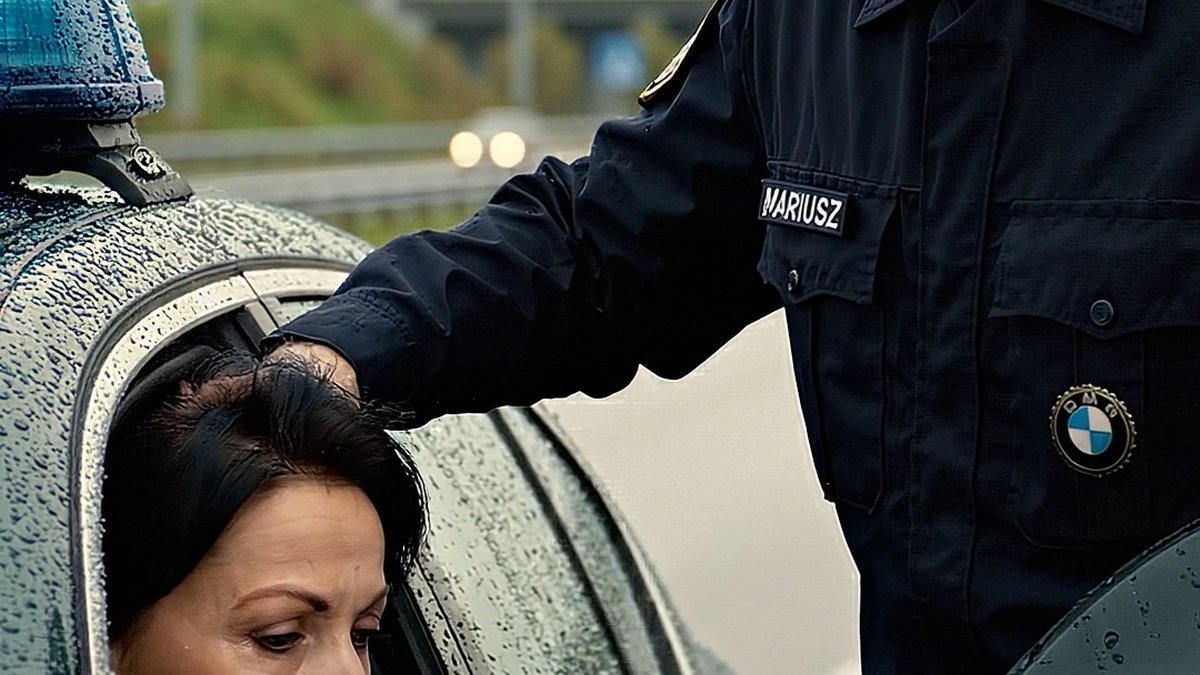 Zielone BMW i kobieta w niebieskim mundurze