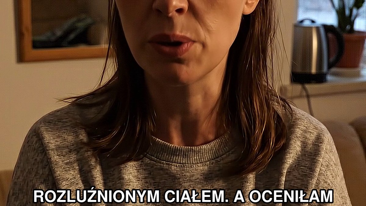 Magda nigdy nie miała 39 lat. Właśnie skończyła 38 i dzisiaj był jej pierwszy dzień po powrocie z dwutygodniowego zwolnienia lekarskiego. Zerwała sobie na siłowni coś w kręgosłupie i przez cały ten czas leżała na kanapie w kawalerce na Nadodrzu, oglądając powtórki „M jak miłość” i zagryzając chipsami. Po raz pierwszy od lat zobaczyła swoje odbicie w lustrze bez pozy. Bez wciągniętego brzucha i bez tej całej trenerskiej maski. I wcale nie wyglądała na 38. Wyglądała na 42, może 44.